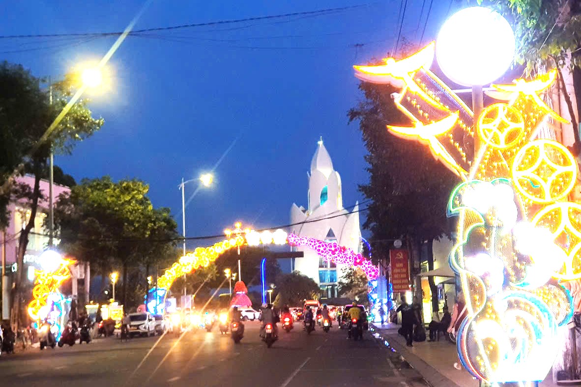 Hạ tầng các đường trung tâm hướng về biển Nha Trang đều được trang trí rực rỡ sắc màu