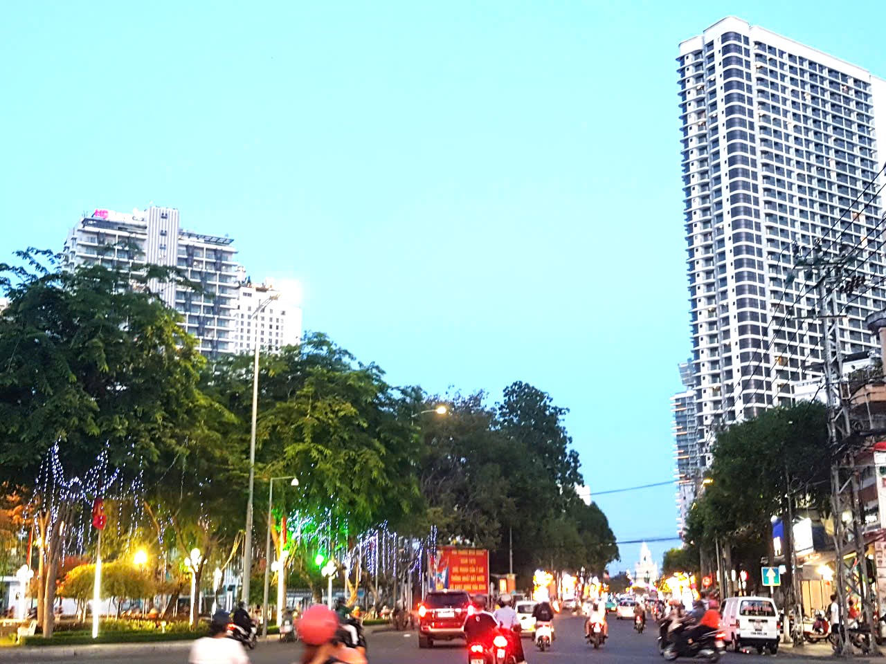 Ngã Bảy- đường hướng về Tháp Trầm Hương