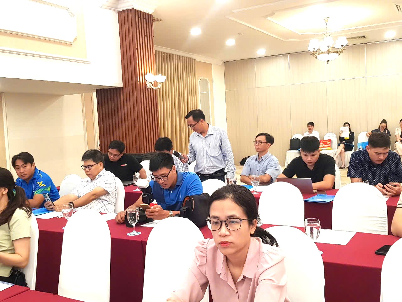 Nhà báo Đặng Tuấn- TTXVN (đứng) cũng đã có những quan tâm, chất vấn tại Họp báo
