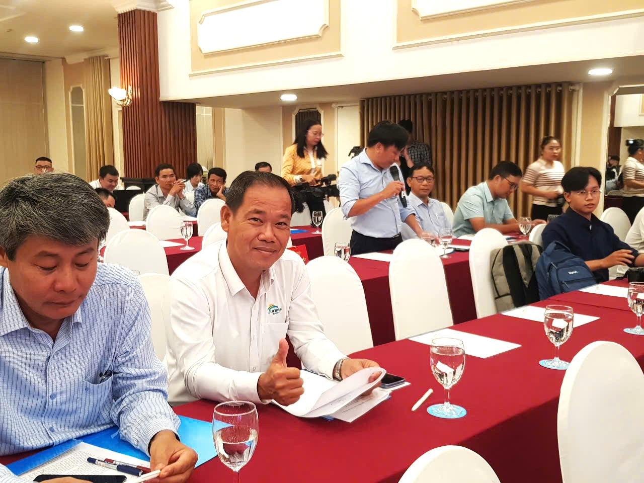 Nhà báo và đại diện các doanh nghiệp du lịch cùng tham dự Họp báo