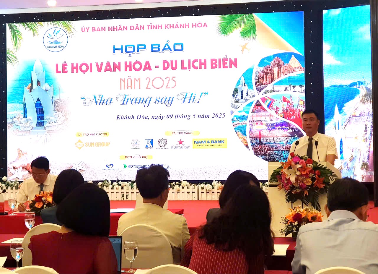 Ông Nguyễn Văn Nhuận- Giám đốc Sở VH-TT & DL Khánh Hòa thông qua chương trình lễ hội