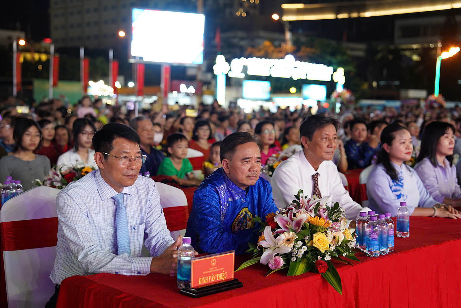 Ông Đinh Văn Thiệu (trái)- Phó Chủ tịch UBND tỉnh cùng lãnh đạo các Sở, ngành tham dự đêm nhạc Đạo
