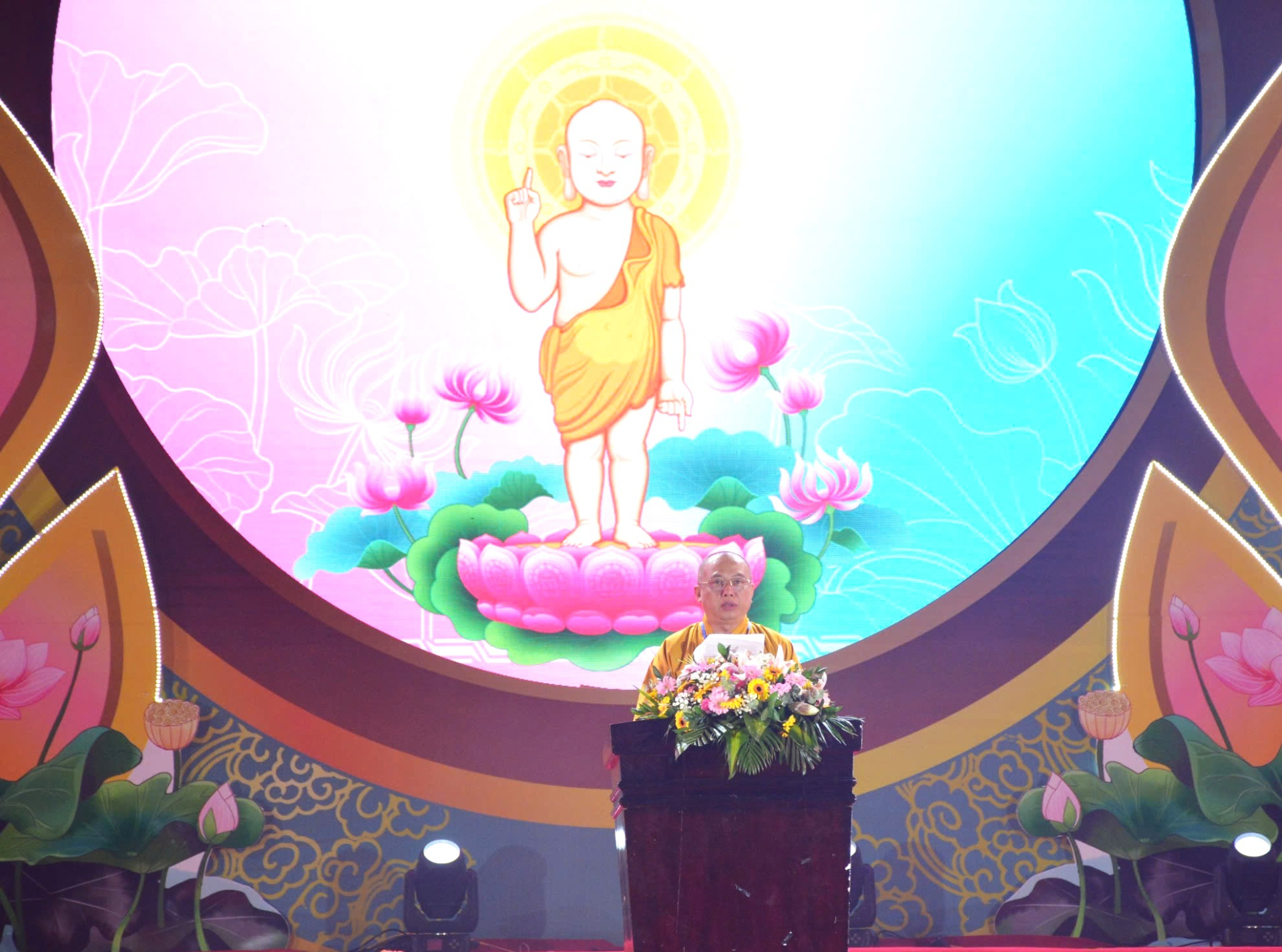 Thượng tọa Thích Thiện Phước phát biểu khai mạc chương trình