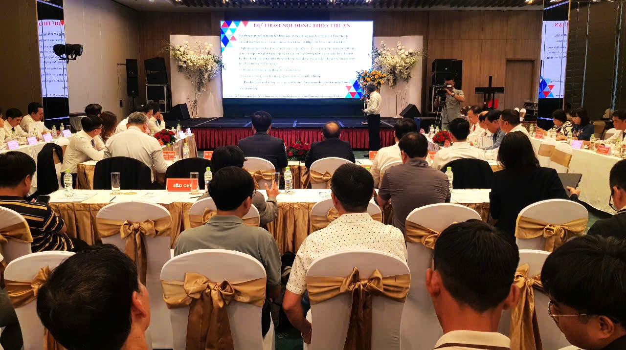 Gần 50 cán bộ lãnh đạo chủ chốt 2 đơn vị nghe PGS.TS. Trần Thiên Phúc- Phó Hiệu trưởng Trường Đại học Bách khoa- Đại học Quốc gia HCM trình bày dự thảo nội dung thỏa thuận hợp tác