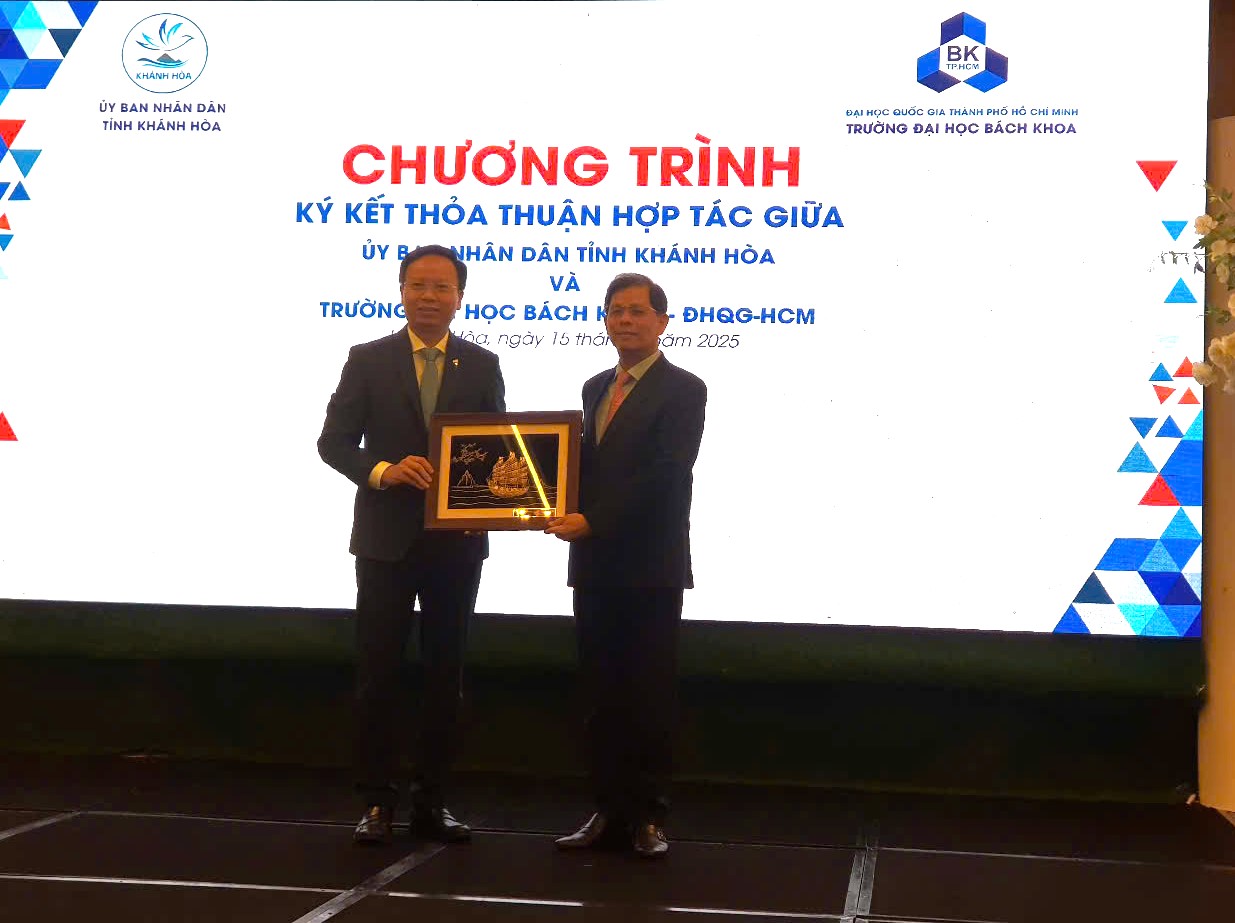 Hiệu Trưởng Trường Đại học Bách khoa TP.Hồ Chí Minh- GS-TS Mai Thanh Phong (trái) tặng quà lưu niệm cho UBND tỉnh Khánh Hòa