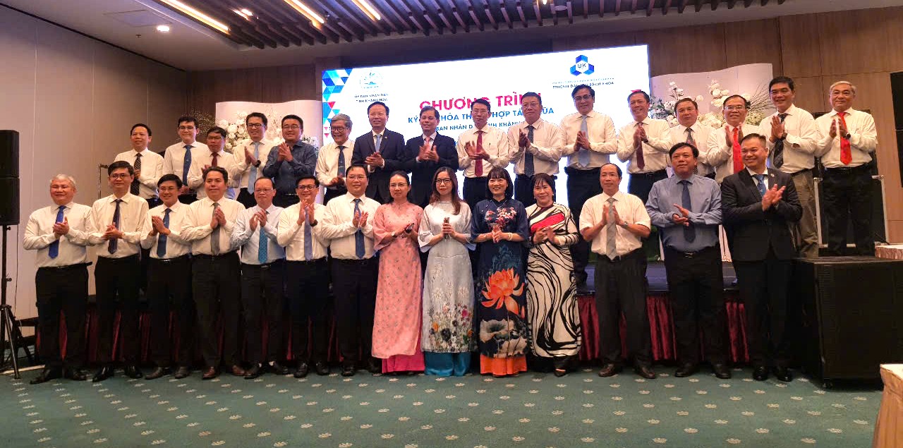 Lãnh đạo tỉnh Khánh Hòa và lãnh đạo Trường Đại học Bách khoa TP.Hồ Chí Minh chụp hình lưu niệm sau ký kết