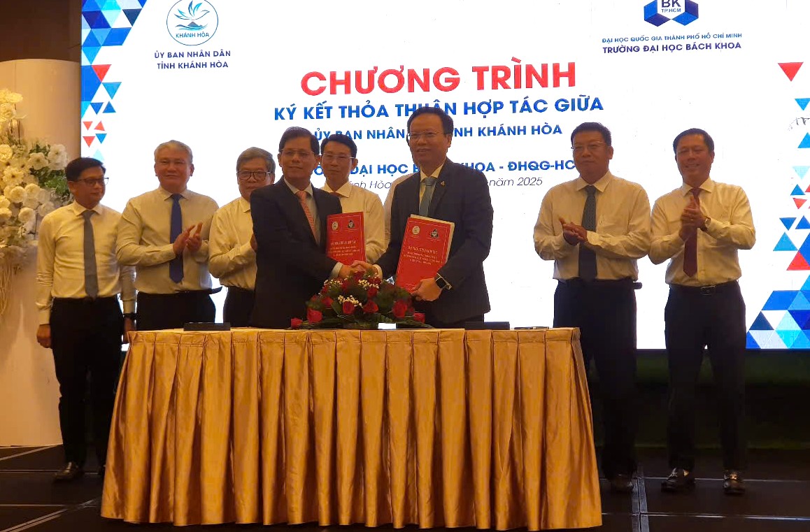 Lãnh đạo UBND Tỉnh Khánh Hòa và Trường Đại học Bách khoa TP. Hồ Chí Minh chứng kiến, chúc mừng ký kết thỏa thuận hợp tác thành công của 2 đơn vị
