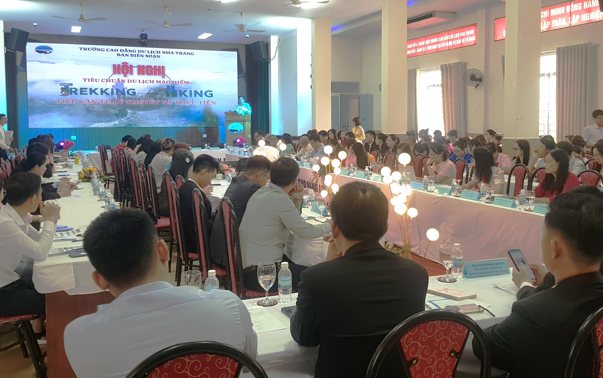 Gần 100 đại biểu về dự Hội nghị đang lắng nghe Thạc sĩ Trương Thị Hà- Chủ nhiệm dự án trình bày tóm tắt Dự thảo Tiêu chuẩn Du lịch mạo hiểm- hoạt động đi bộ đường dài và đi bộ xuyên rừng...