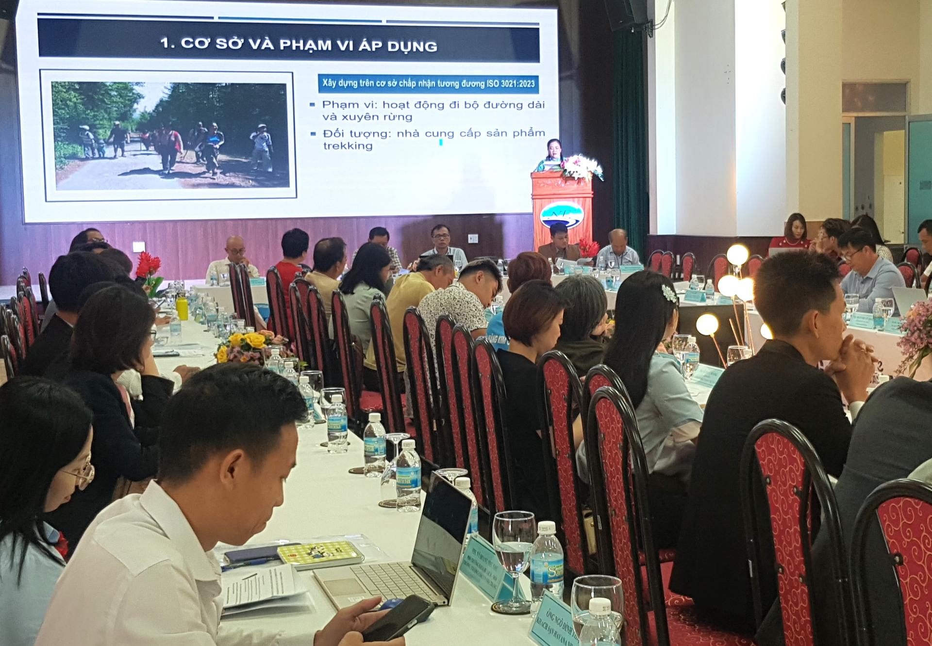 NCS, Thạc sĩ Trương Thị Hà- Chủ nhiệm dự án trình bày tóm tắt Dự thảo Tiêu chuẩn Du lịch mạo hiểm- hoạt động đi bộ đường dài và đi bộ xuyên rừng...