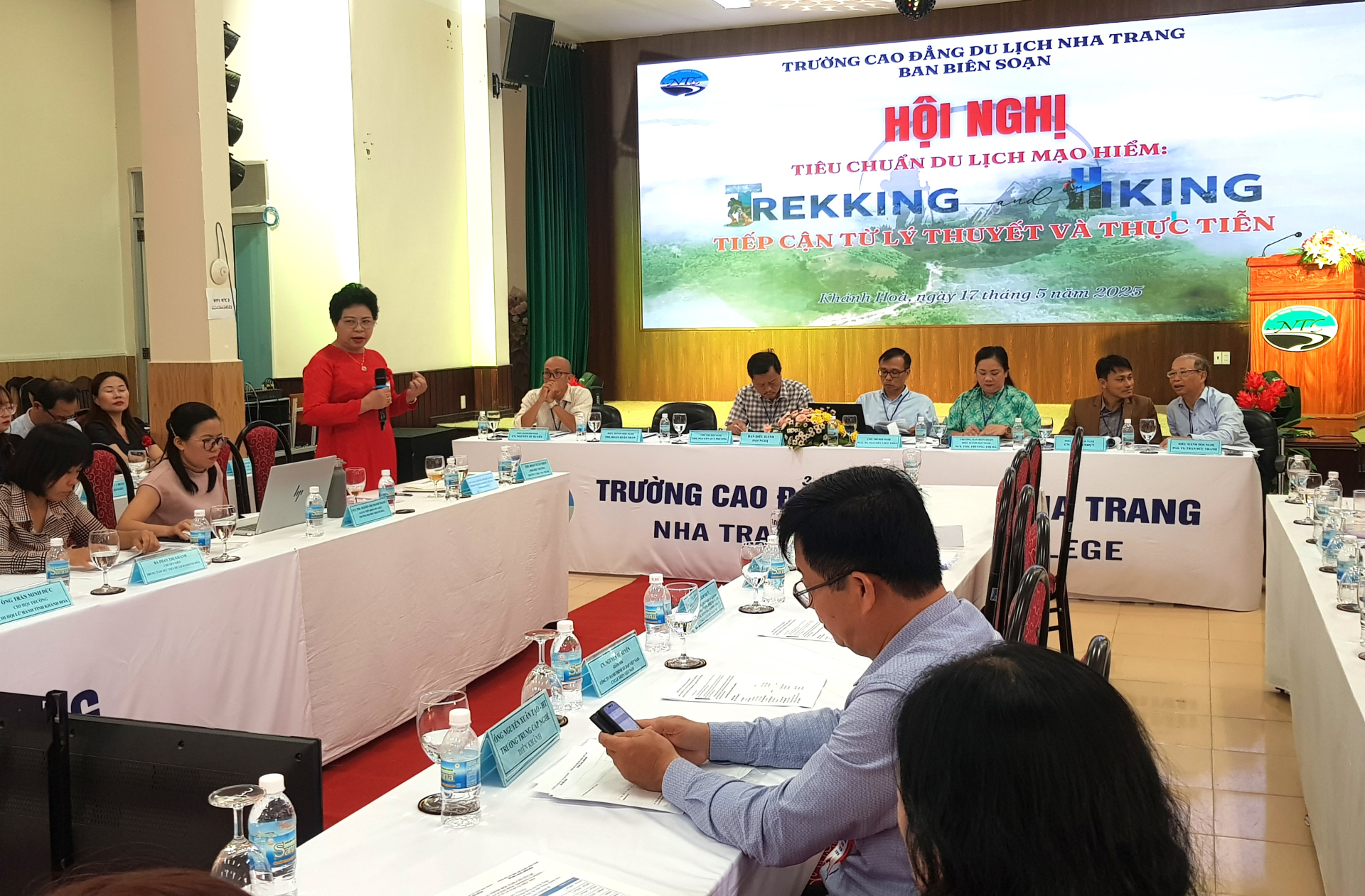 Nhà giáo ưu tú, PGS- TS Nguyễn Thị Thúy Hường- Nguyên Q.Hiệu trưởng Trường Cao Đẳng Du lịch Nha Trang, Chi hôi Trưởng Chi Hội Nữ trí thức tỉnh Khánh Hòa đóng góp ý êếkn
