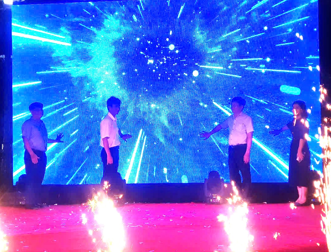 Đại diện lãnh đạo Sở Công Thương, Trung tâm Khuyến công & Xúc tiến Thương mại, Cục QLTT, UBND TP.Nha Trang ấn nút khai mạc Phiên chợ