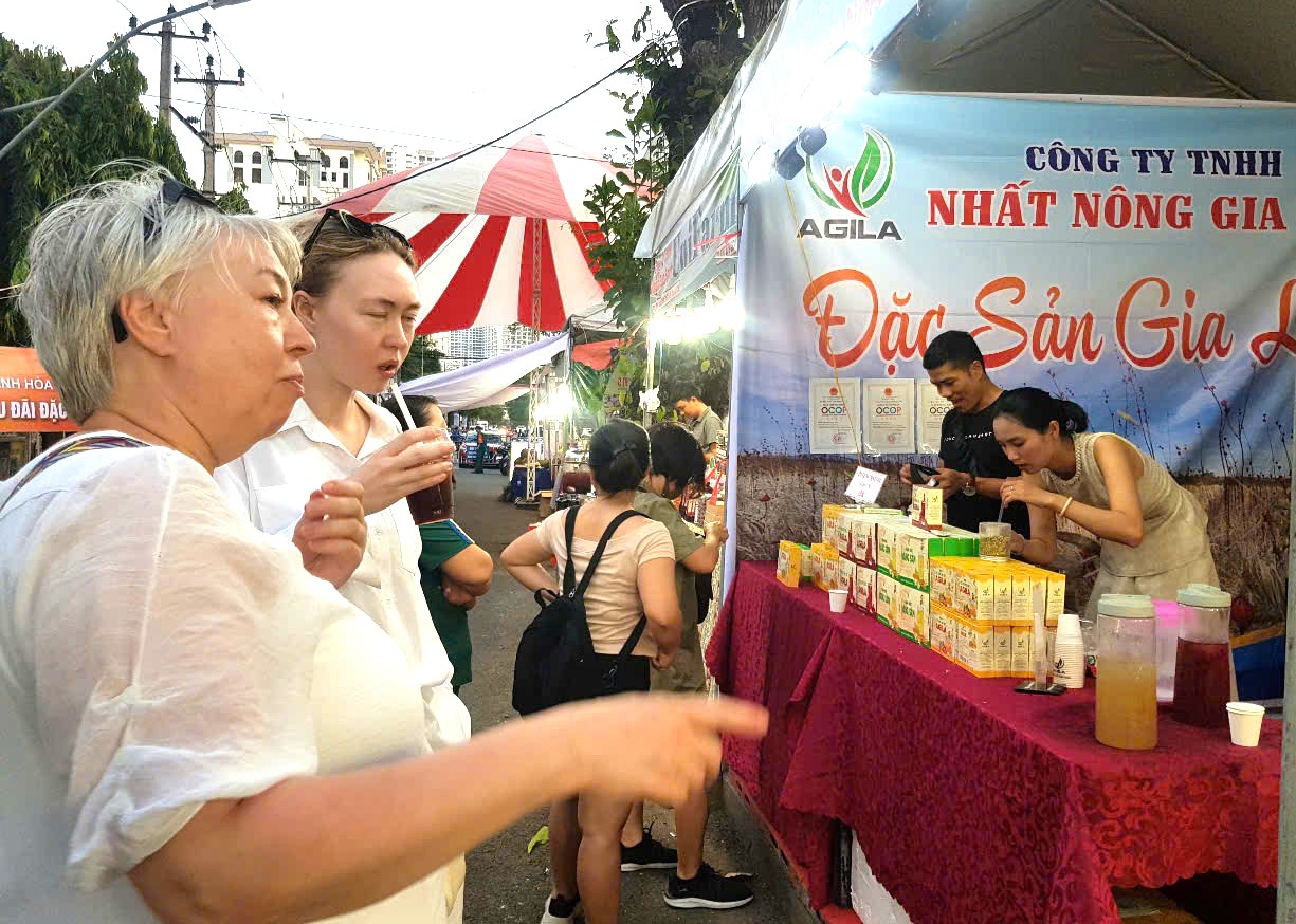 Du khách Nga tham quan, mua sắm tại Phiên chợ