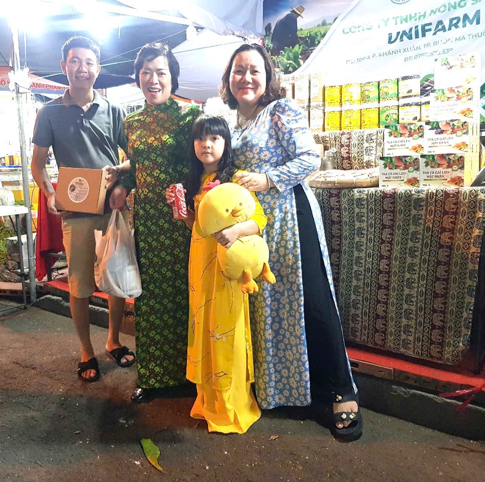 Khách đi mua sắm tại Phiên chợ đẹp như đi xem hội
