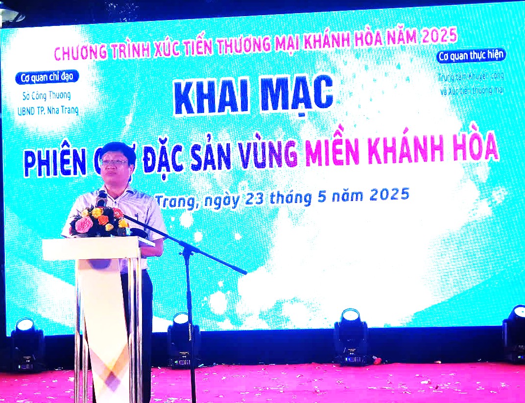 Ông Huỳnh Tấn Hải- Phó giám đốc Sở Công Thương phát biểu khai mạc Phiên chợ