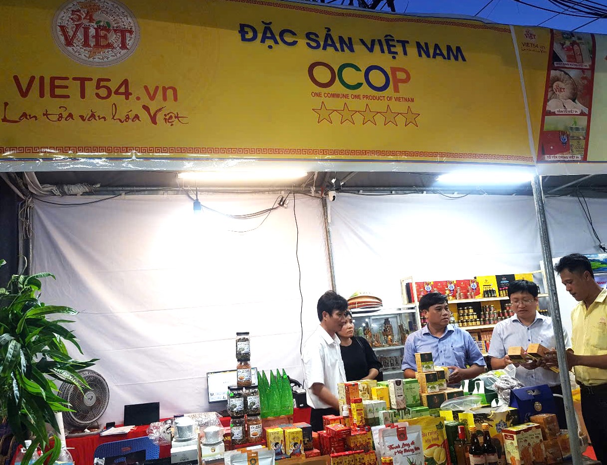 Việt 54- Một trong những gian hàng có số lượng hàng hóa đặc sắc, phong phú nhất