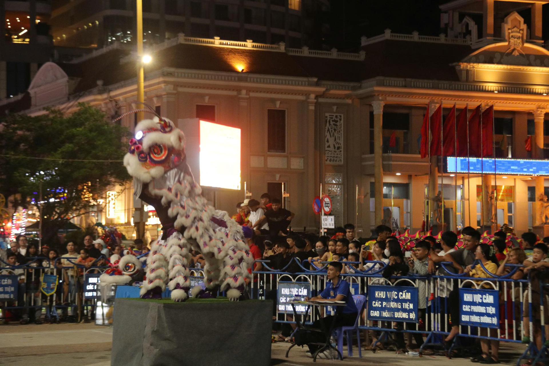 Biểu diễn Lân lên mai hoa thung