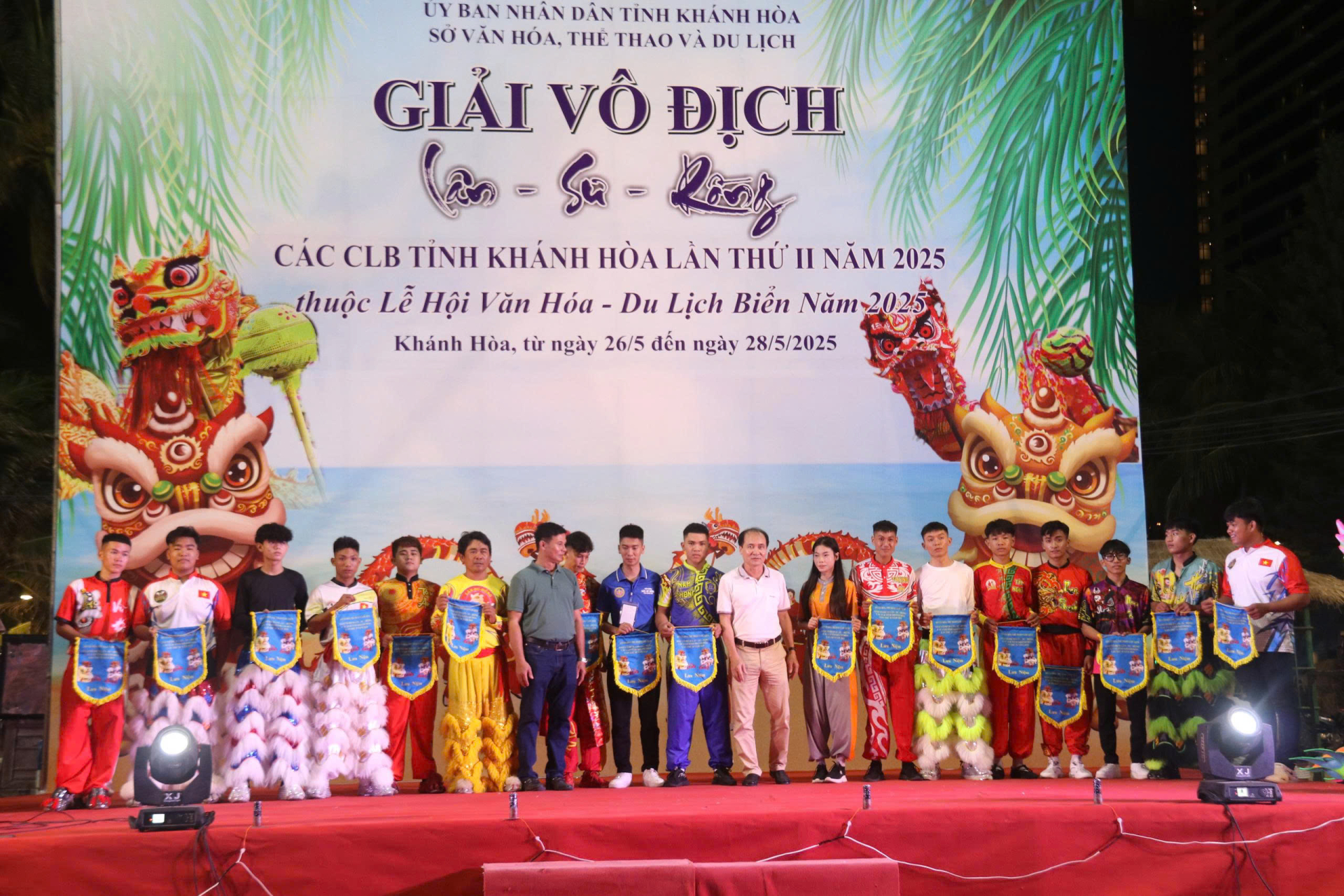 Lãnh đạo Sở Văn hóa-Thể thao & Du lich Khánh Hòa cùng lãnh đạo Liên đoàn Lân-Sư- Rồng KHánh hòa trao cờ lưu niệm cho đại diện 16 CLB tham dự Giải