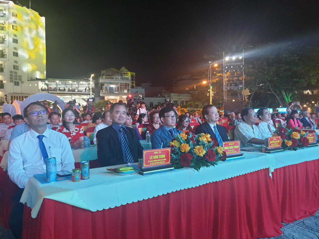 Đại biểu lãnh đạo Bộ VH-TT & DL, lãnh đạo tỉnh Khánh Hòa tham dự lễ vinh danh