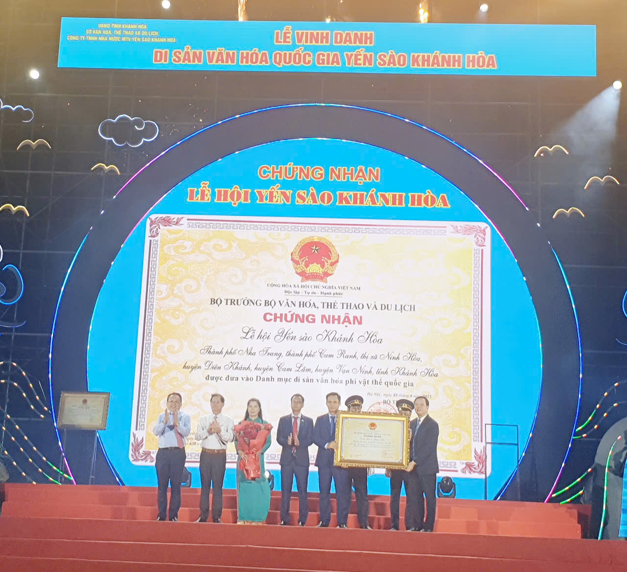 Đại diện lãnh đạp Công ty Yến sào qua các thời kỳ đón nhận Bằng chứng nhận- Lễ hội Yến sào Khánh Hòa là Di sản Văn hóa Quốc gia