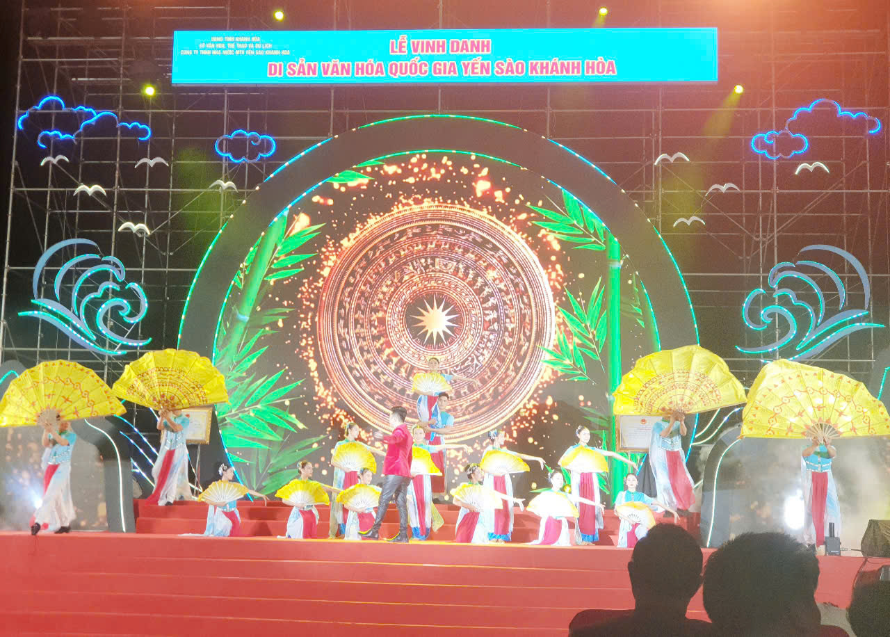 Đoàn nghệ sĩ Yến sào Khánh Hòa và Đoàn ca múa nhạc Hải Đăng với nhiều tiết mục đặc sắc