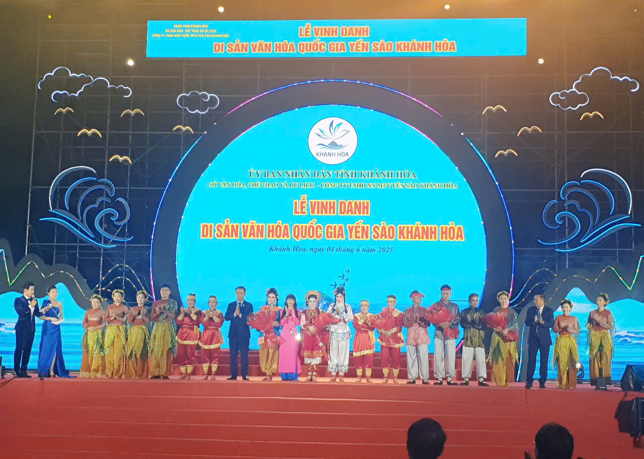 Lãnh đạo Công ty Yến sào Khánh Hòa tặng hoa cho Đàon nghệ thuật Khánh HÒa