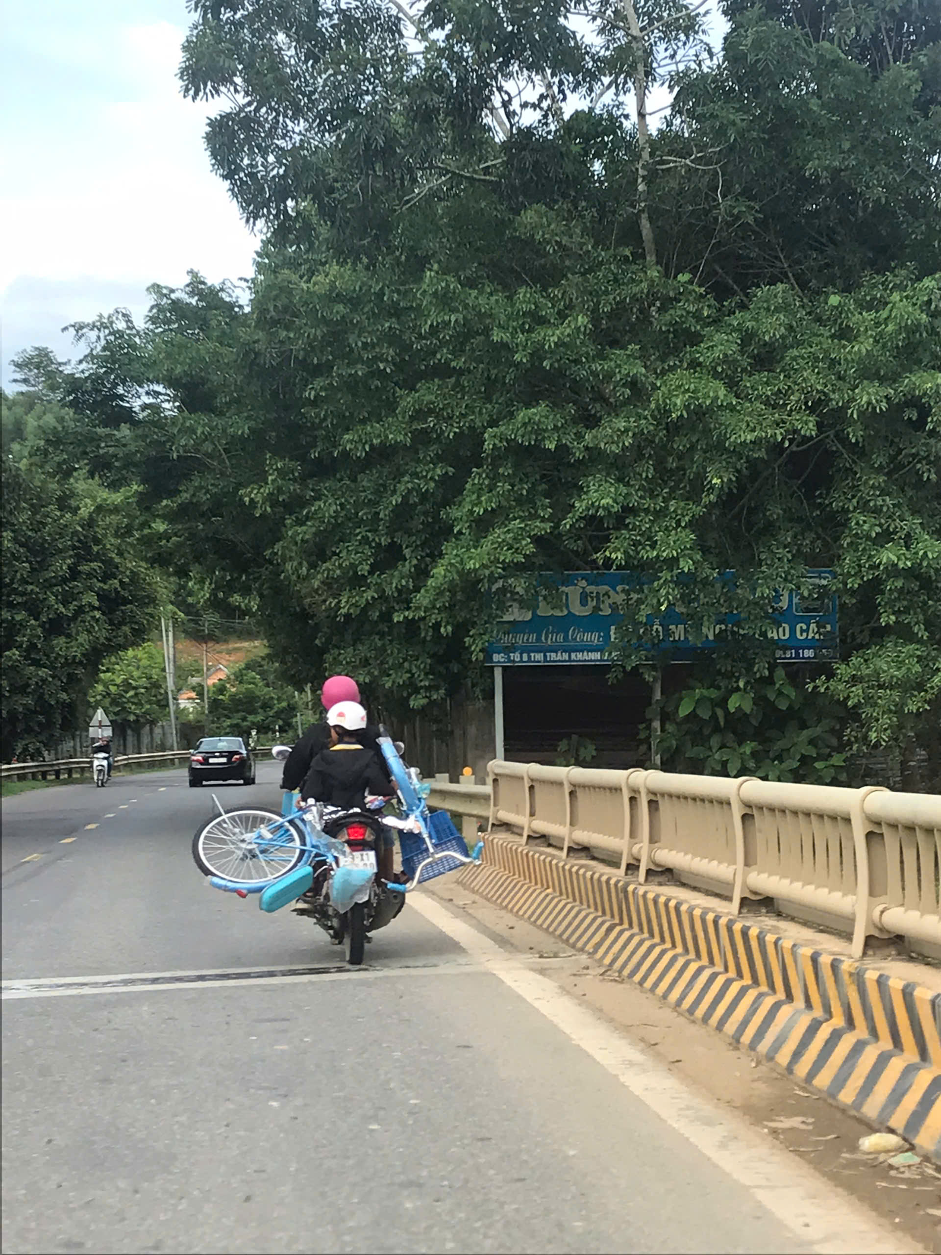 Có em từ nhà lên UBND huyện để nhận xe đạp khoảng cách trên 10km, nên hầu hết là chở bằng xe máy về...