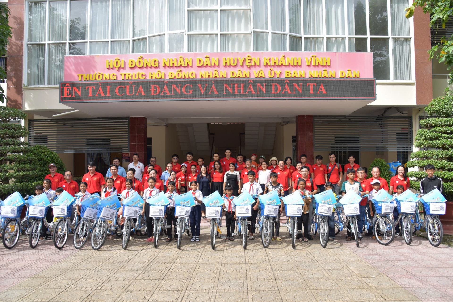 Đoàn Phóng viên các Báo thường trú tại Khánh Hòa và nhà tài trợ chụp ảnh cùng 20 học sinh giỏi, xuất sắc với quà tặng chụp ảnh lưu niệm.