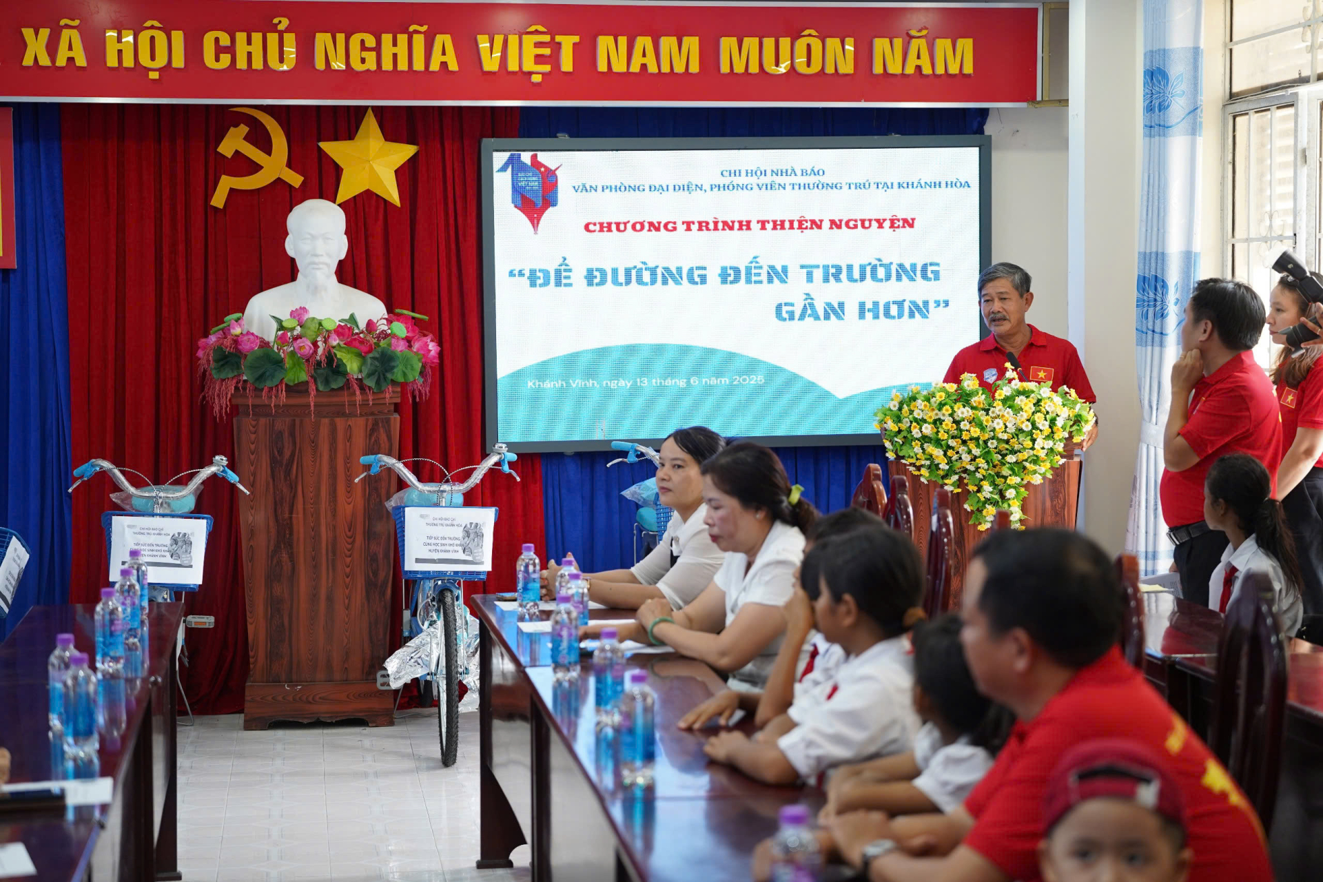 Nhà báo Phong Nguyên- Trưởng Đại diện báo Nhân Dân đại diện phát biểu