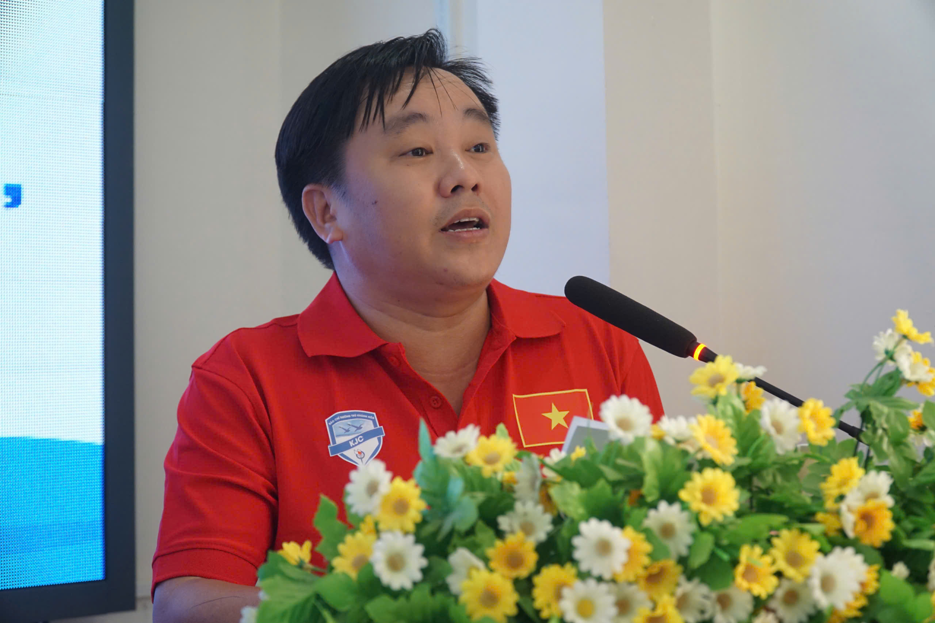 Nhà báo Võ Thái Bình- VOV tại Khánh Hòa là một trong những người giữ lửa chương trình thiện nguyện của Chi hội