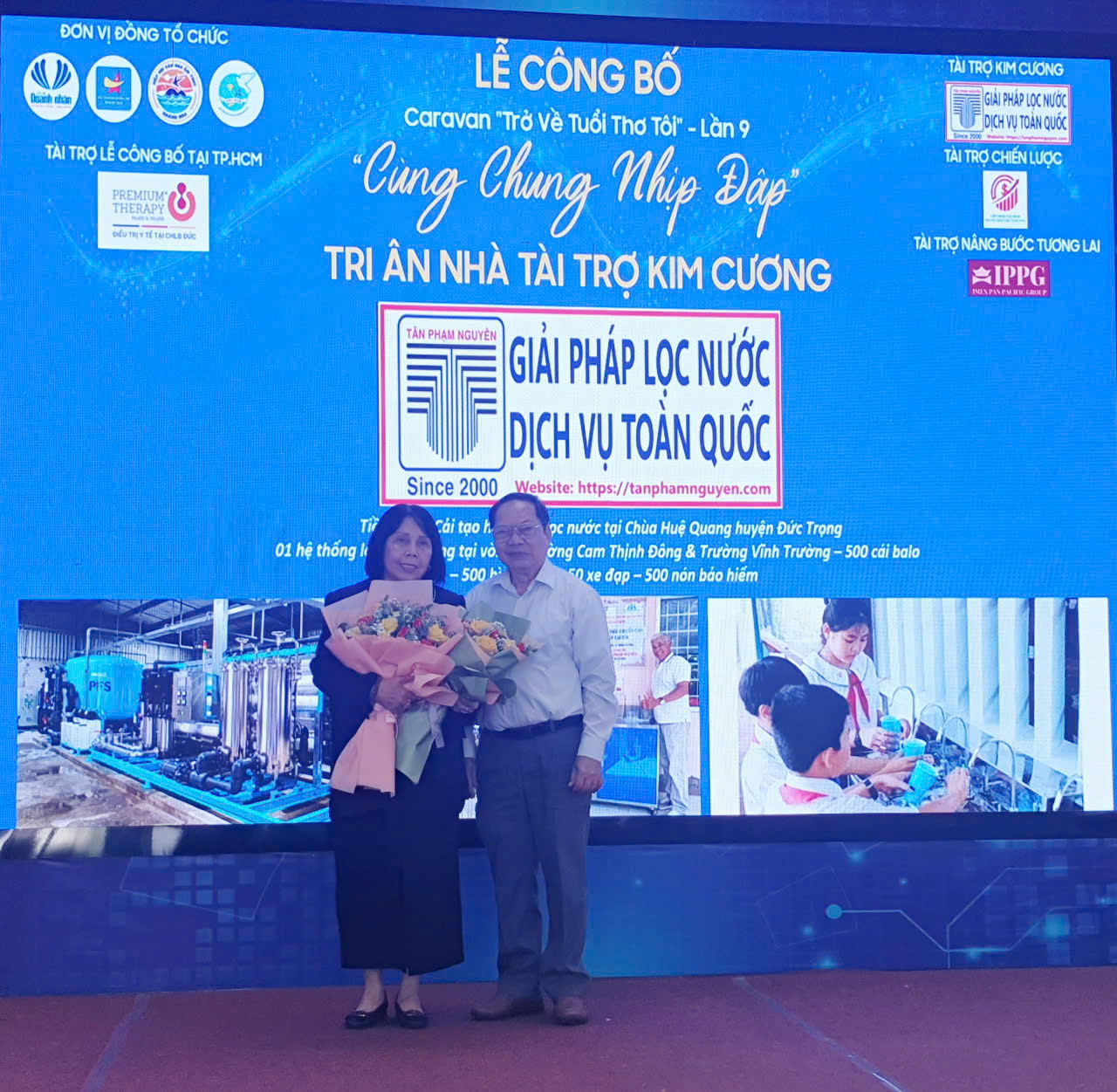 Bác sĩ Trương Tấn Minh- Hội trưởng Hội bệnh nhân nghèo Khánh Hòa tặng hoa cho nhà tài trợ Kim cương Tần Ánh Hoa (trái)