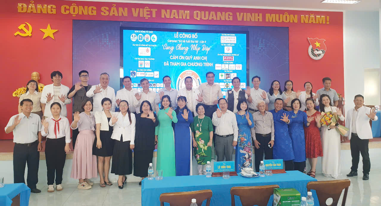 Các thành viên tham dự Lễ công bố chương trình chụp hình lưu niệm