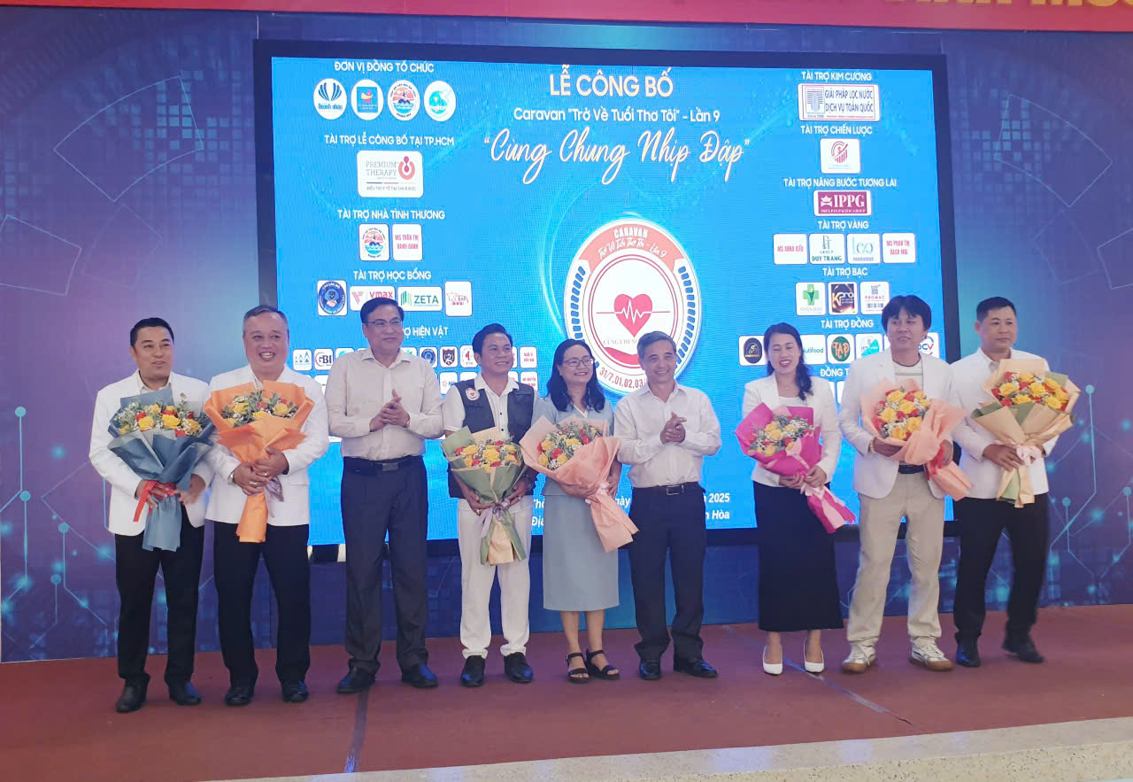 Đại diện lãnh đạo tỉnh và lãnh đạo Trương đại học Khánh Hòa tặng hoa cho các nhà tài trợ