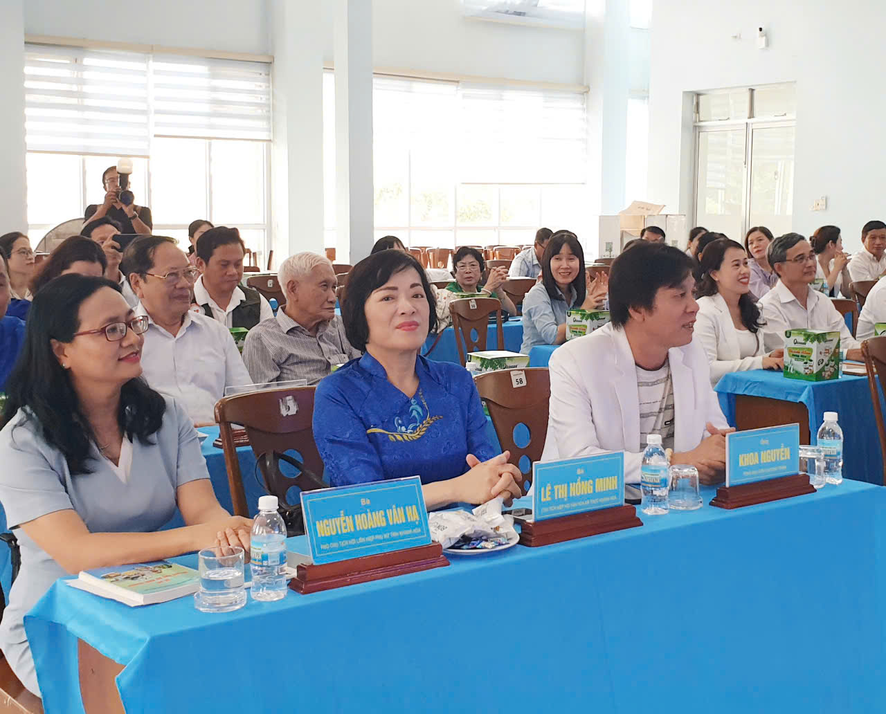 Đạo diễn Khoa Nguyễn- Một người con Khánh Hòa (phải) cùng 2 thành viên đồng trưởng ban tổ chức mới