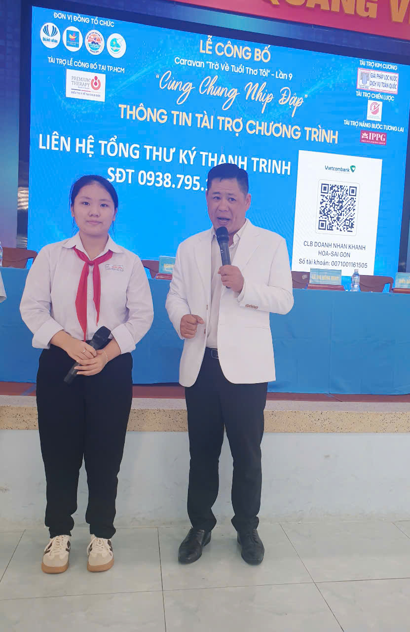 Em Đồng Thị Nhã Linh- học sinh lớp 8- Trường Tiểu học và Trung học cơ sở Ninh Tân- TX. Ninh Hòa (trái) xúc động bày tỏ lòng biết ơn