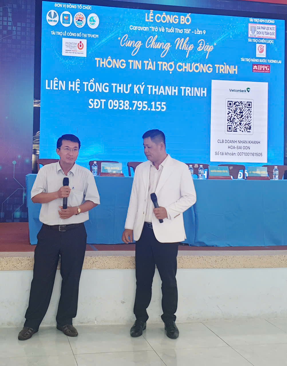 Thầy Lê Duy- Hiệu trưởng Trường Tiểu học và Trung học cơ sở Ninh Tân- TX. Ninh Hòa (trái) phát biểu tại buổi lễ