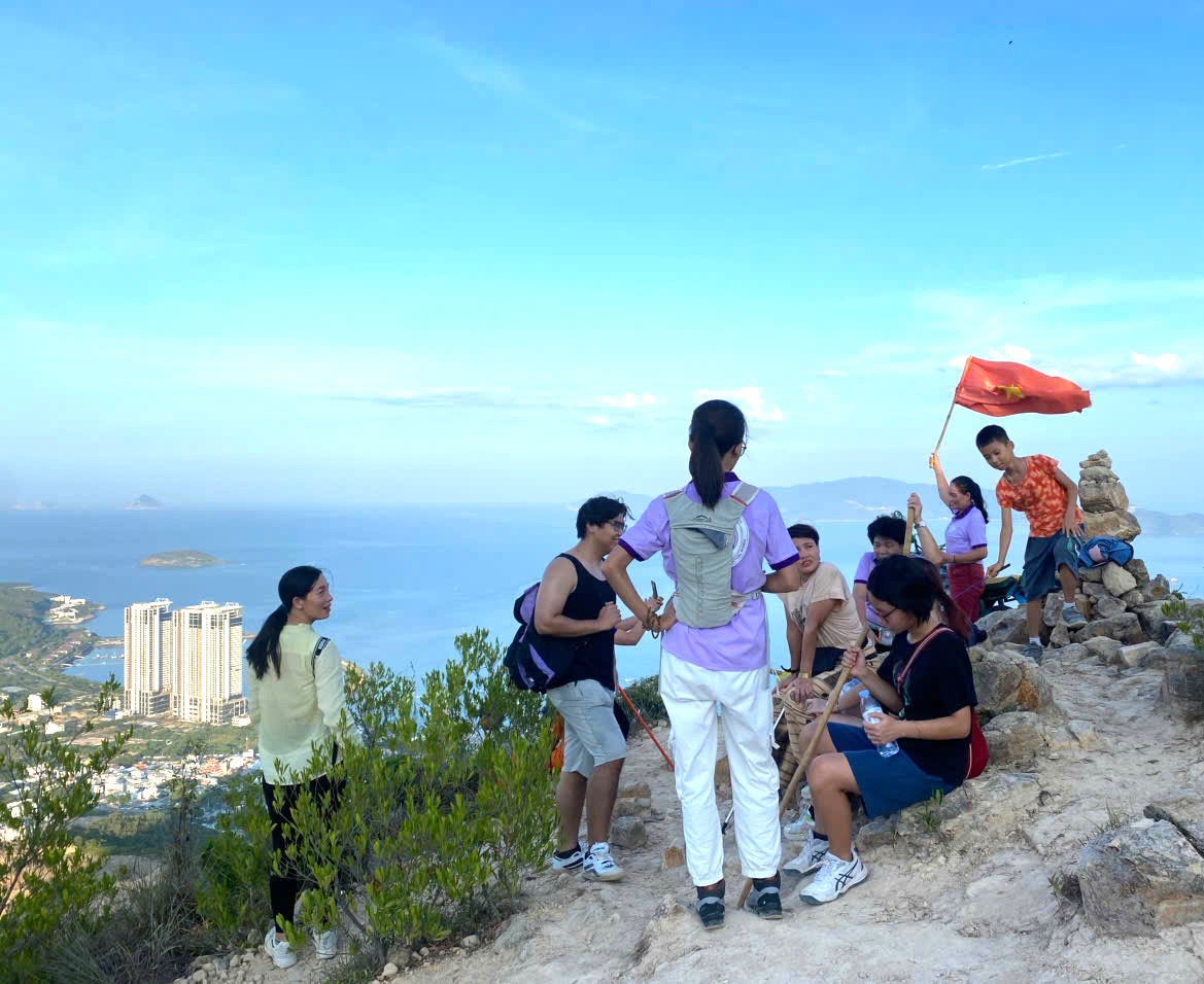 Hội ý nhanh cho hành trình xuống núi