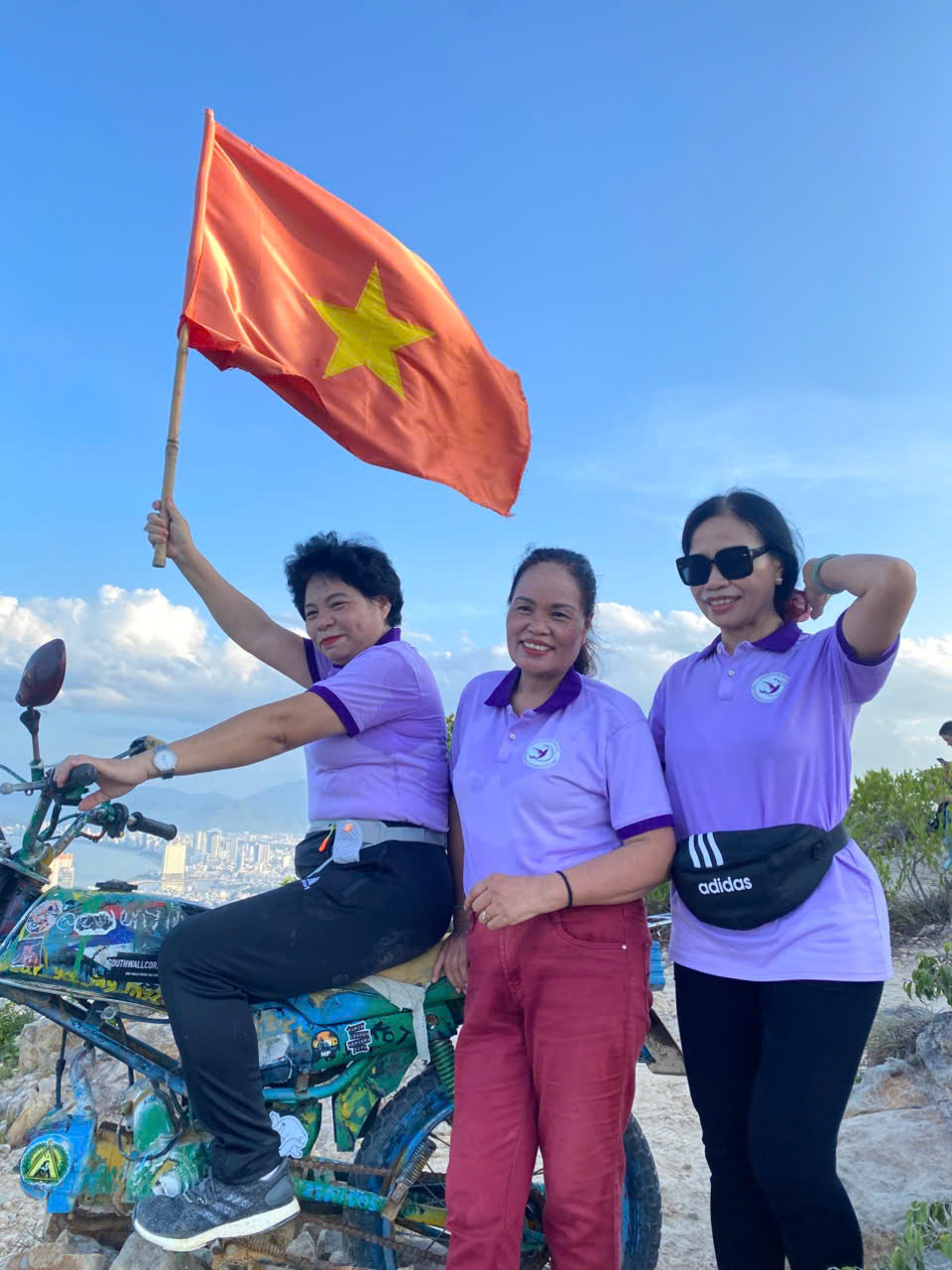 Niềm vui chinh phục núi Cô Tiên của BCH Chi hội