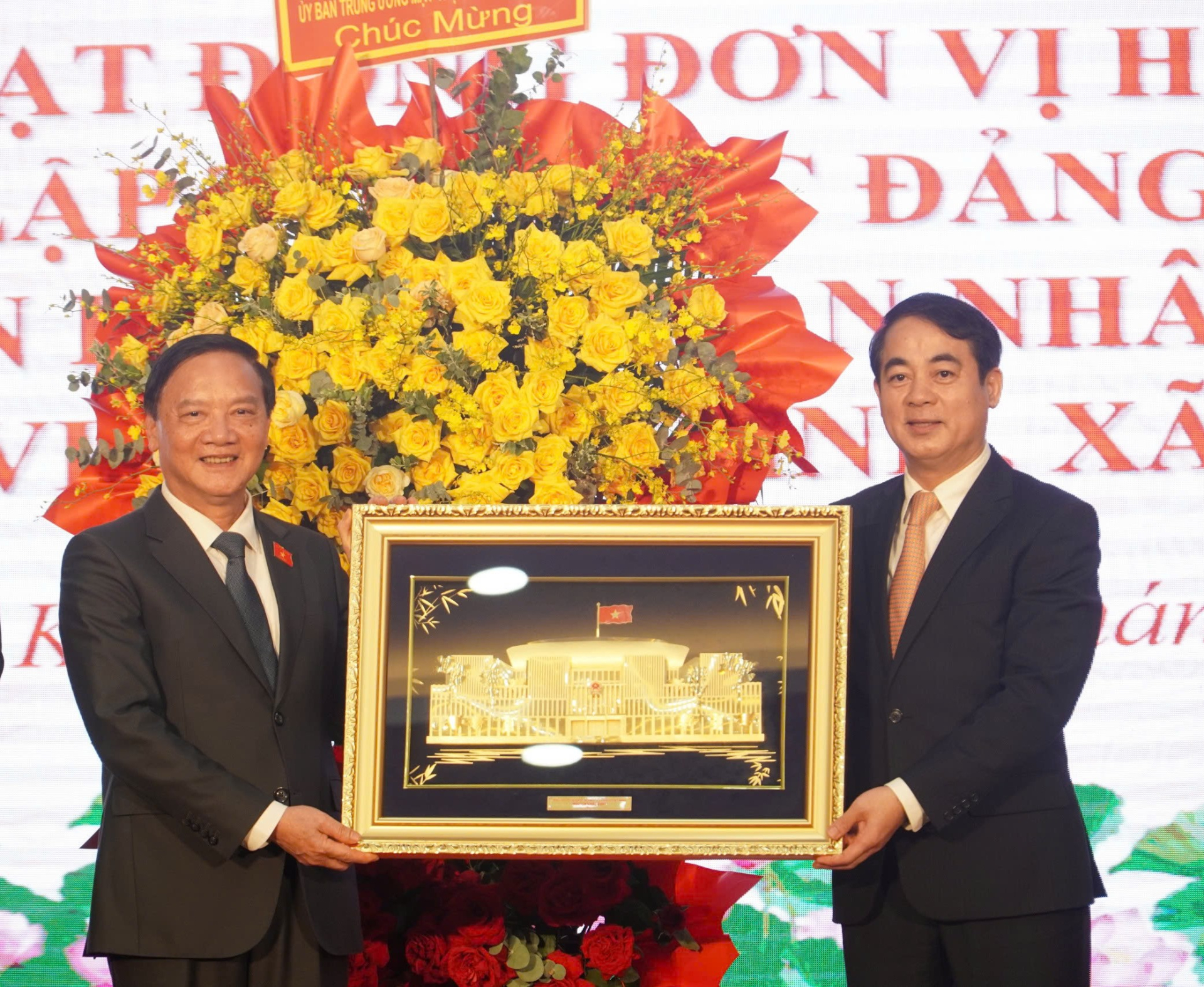 Ông Nguyễn Khắc Định- Ủy viên Trung ương Đảng, Phó Chủ tịch Thường trực Quốc hội tặng quà chúc mừng Khánh Hòa cho ông Nghiêm Xuân Thành- Bí Thư Tỉnh ủy KHánh Hòa