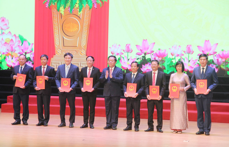 Ông Nguyễn Trọng Nghĩa trao quyết định Chủ tịch, phó Chủ tịch cho lãnh đạo UBND tỉnh Gia Lai