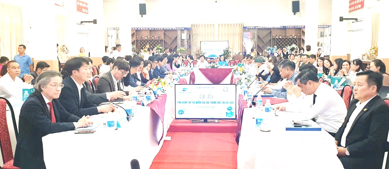 Đoàn HHQTDL Hàn Quốc (trái), Chủ tịch HHDL Khánh Hòa (phải) cùng tham dự.