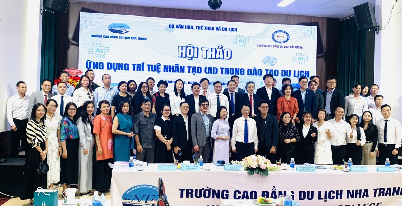 Hiệu trưởng các Trường Cao đẳng Du lịch và nhóm tác giả tham luận chụp hình lưu niệm với đoàn Hiệp hội Du lịch Hàn Quốc