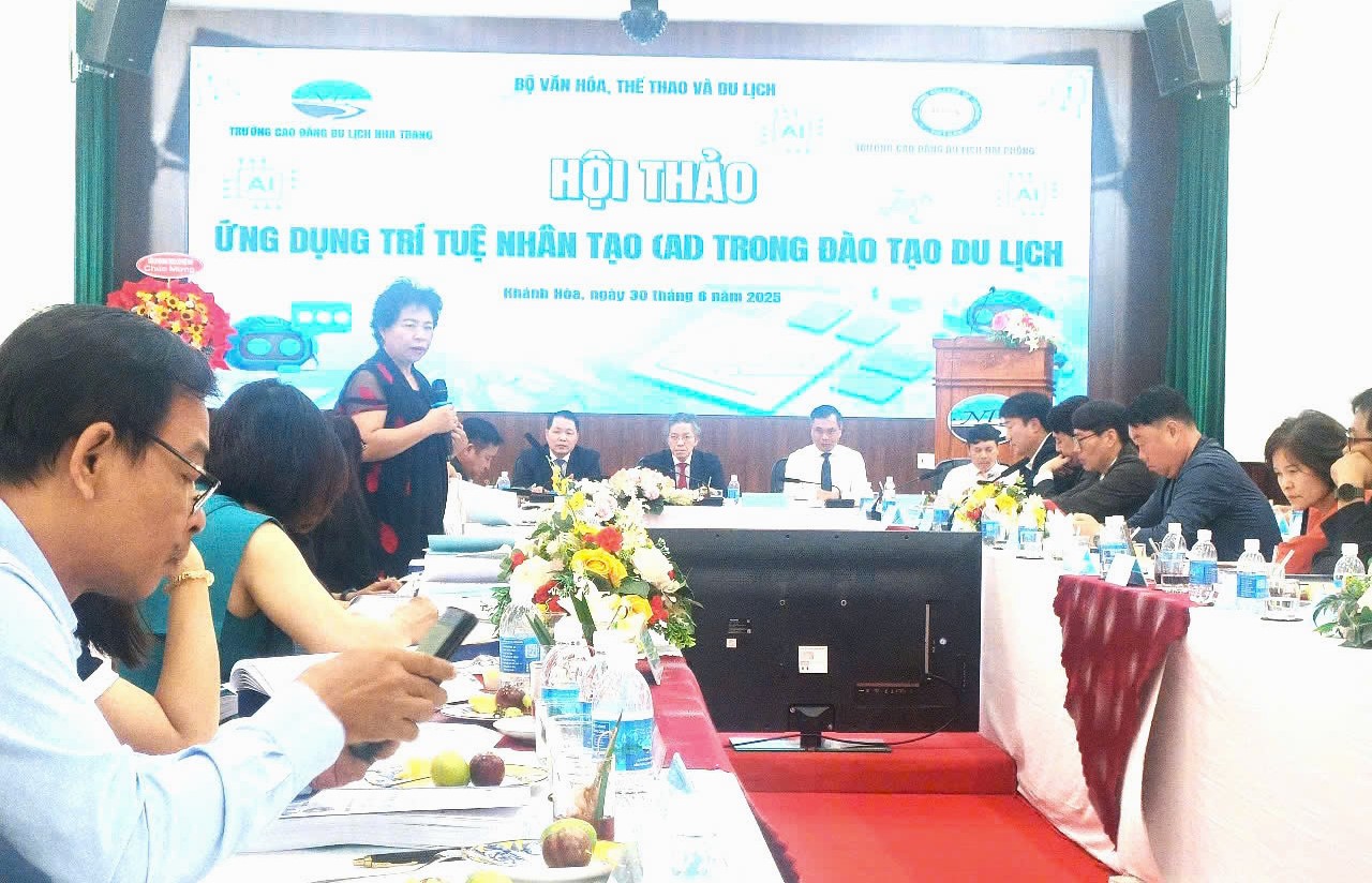NGƯT.PGS.TS. Nguyễn Thị Thuý Hường, Chi hội trưởng Chi hội Nữ trí thức tỉnh Khánh Hòa phát biểu
