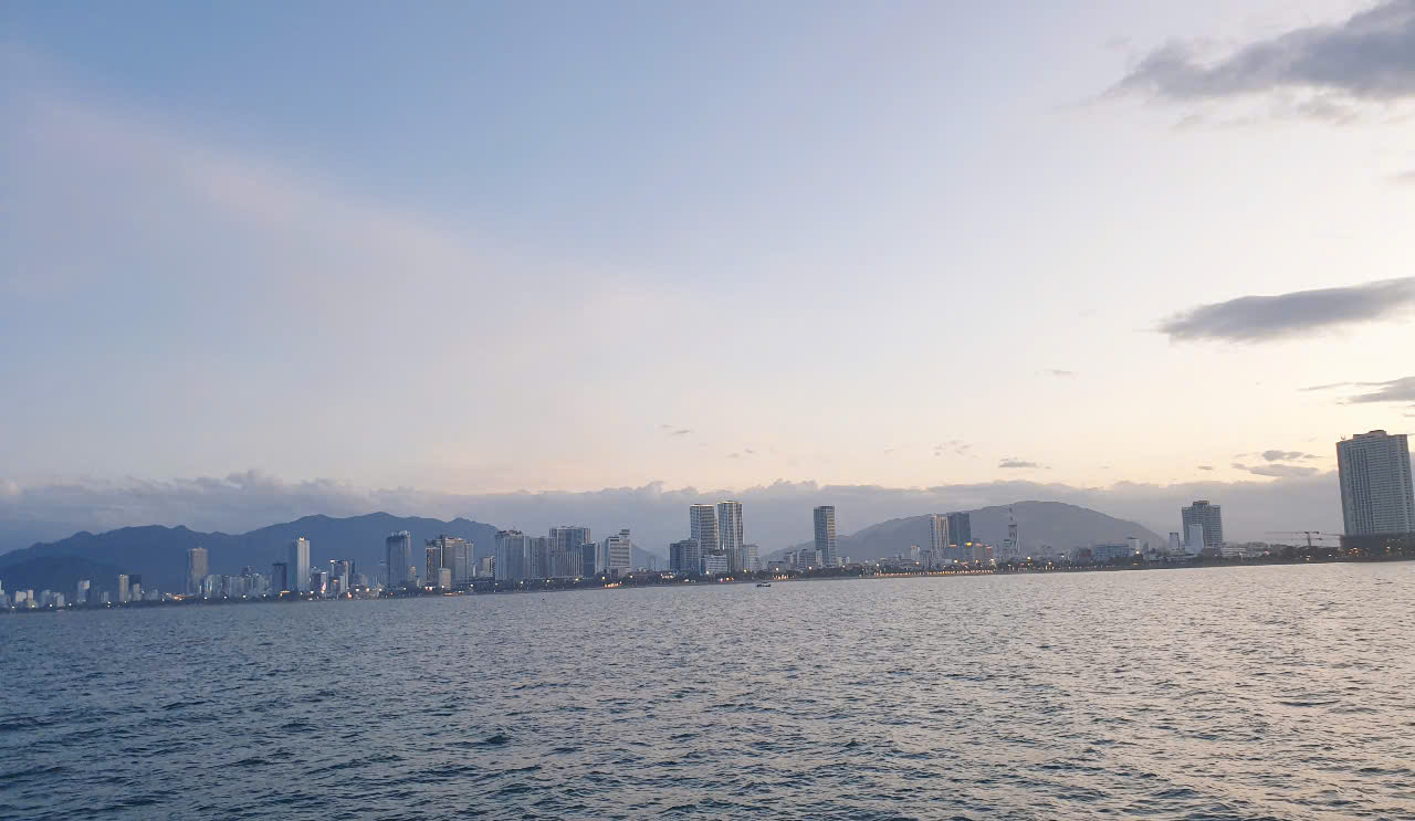 Hoàng hôn buông xuống và thành phố Nha Trang đã gần trong tầm mắt..