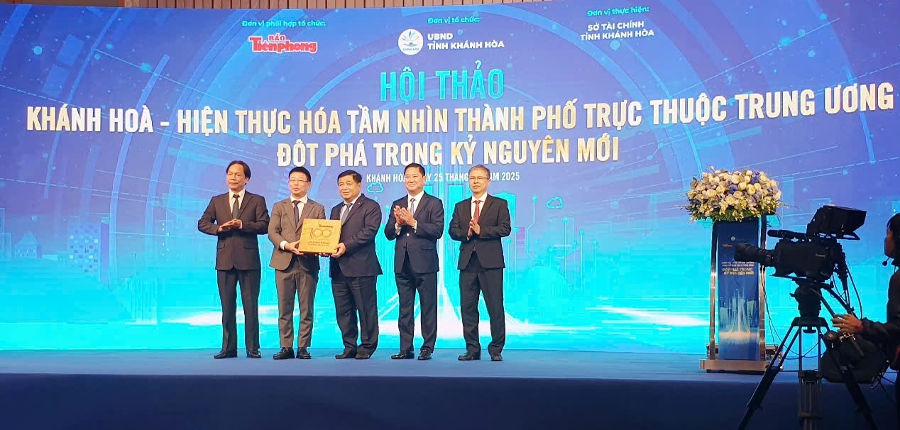 Ông Phùng Công Sưởng- Tổng Biên tập Báo Tiền Phong trao tặng ấn phẩm đặc biệt, lưu niệm của báo cho Phó Thủ tướng Nguyễn Chí Dũng