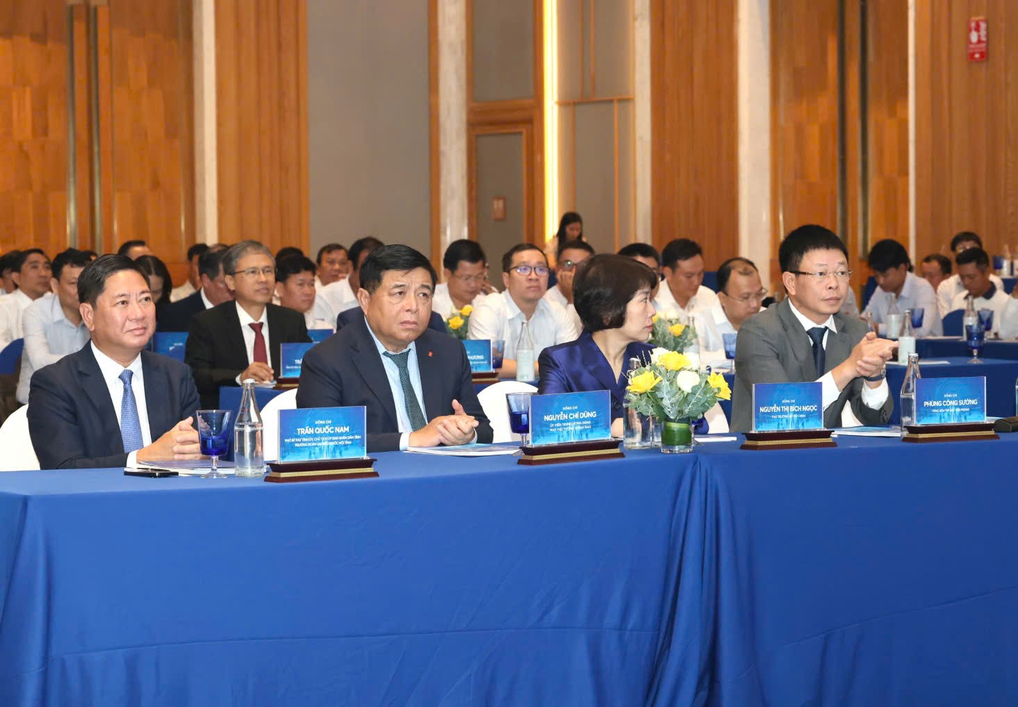 Phó Thủ tướng Nguyễn Chí Dũng, Chủ tịch UBND tỉnh Khánh Hòa và Tổng biên tập Báo Tiền Phong chủ trì Hội thảo