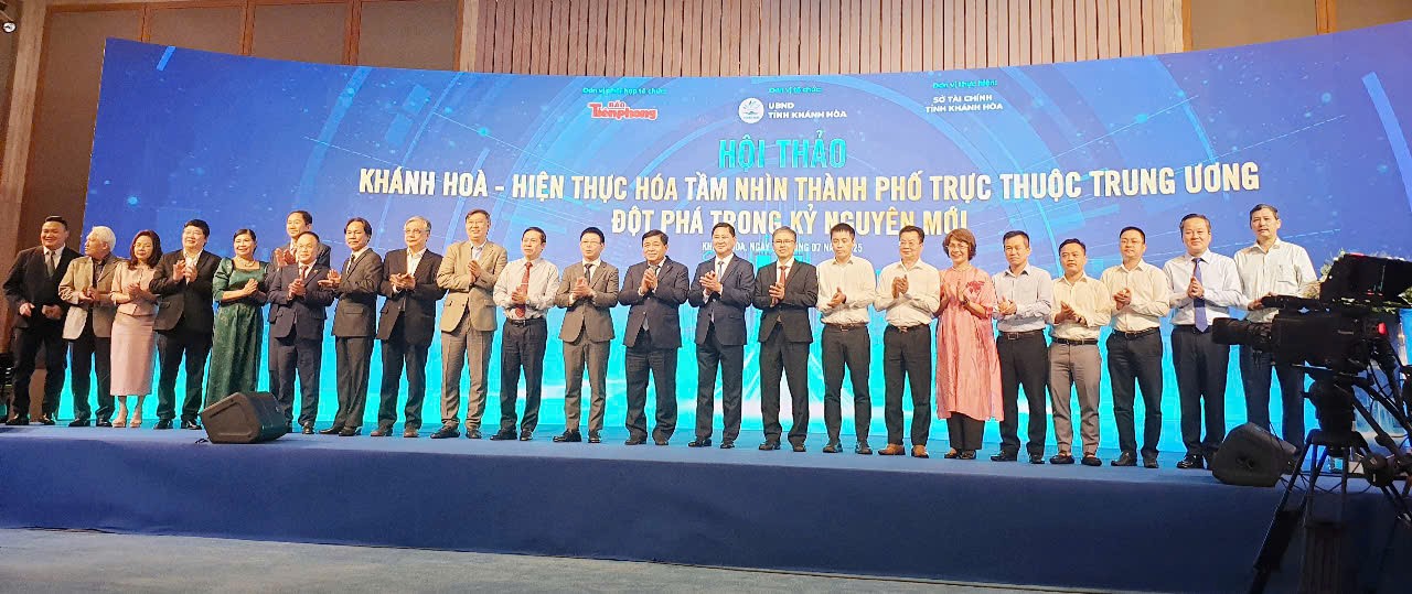 Phó Thủ tướng Nguyễn Chí Dũng (giữa) chụp hình lưu niệm cùng Lãnh đạo tỉnh Khánh Hòa và lãnh đạo Báo Tiền Phong và các chuyên gia, nhà khoa học hàng đầu Việt Nam