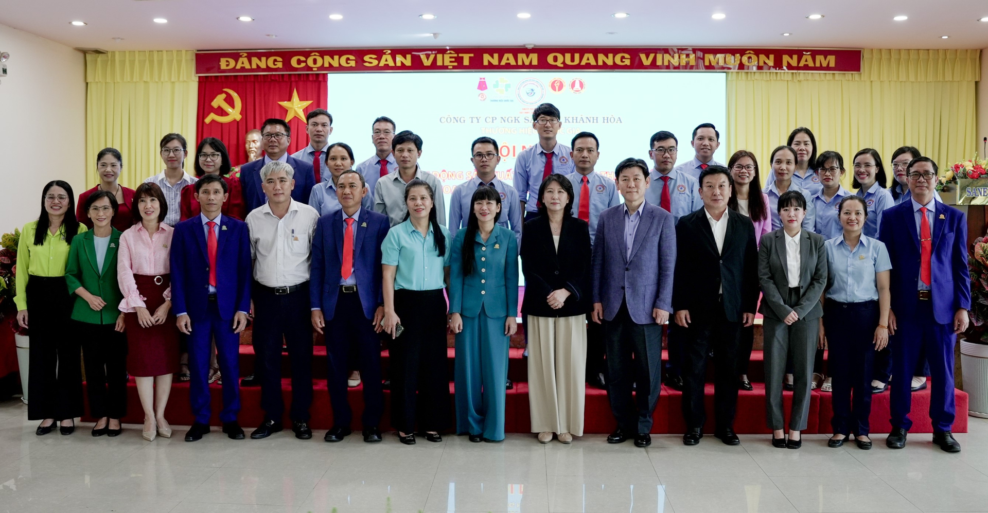 Lãnh đạo Công ty Yến sào Khánh Hòa và lãnh đạo Công ty Sallycos Hàn Quốc chụp ảnh lưu niệm