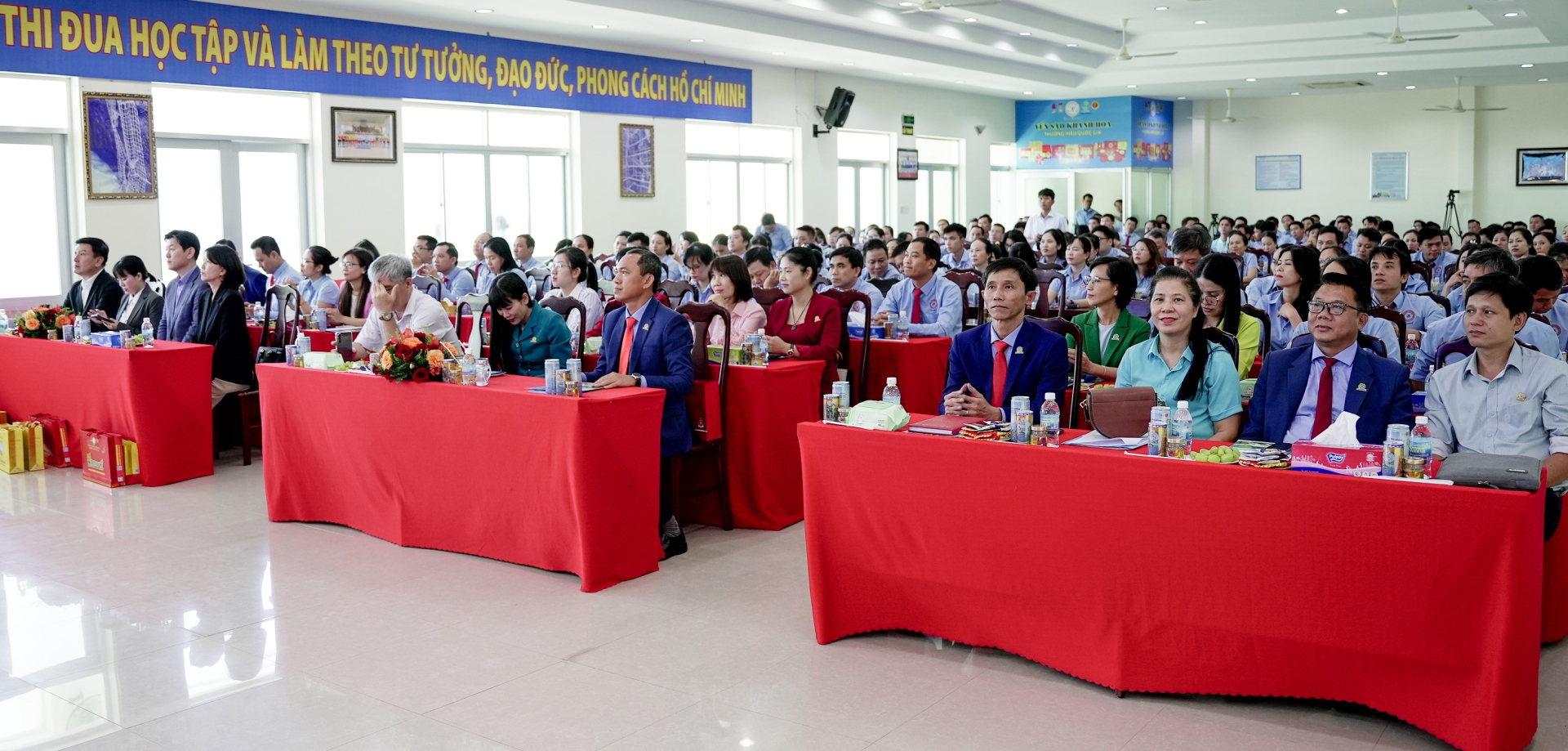 Lễ ký kết diễn ra tại Công ty CP NGK Sanest Khánh Hòa trước sự chứng kiến chúc mừng của hàng trăm CBCNV