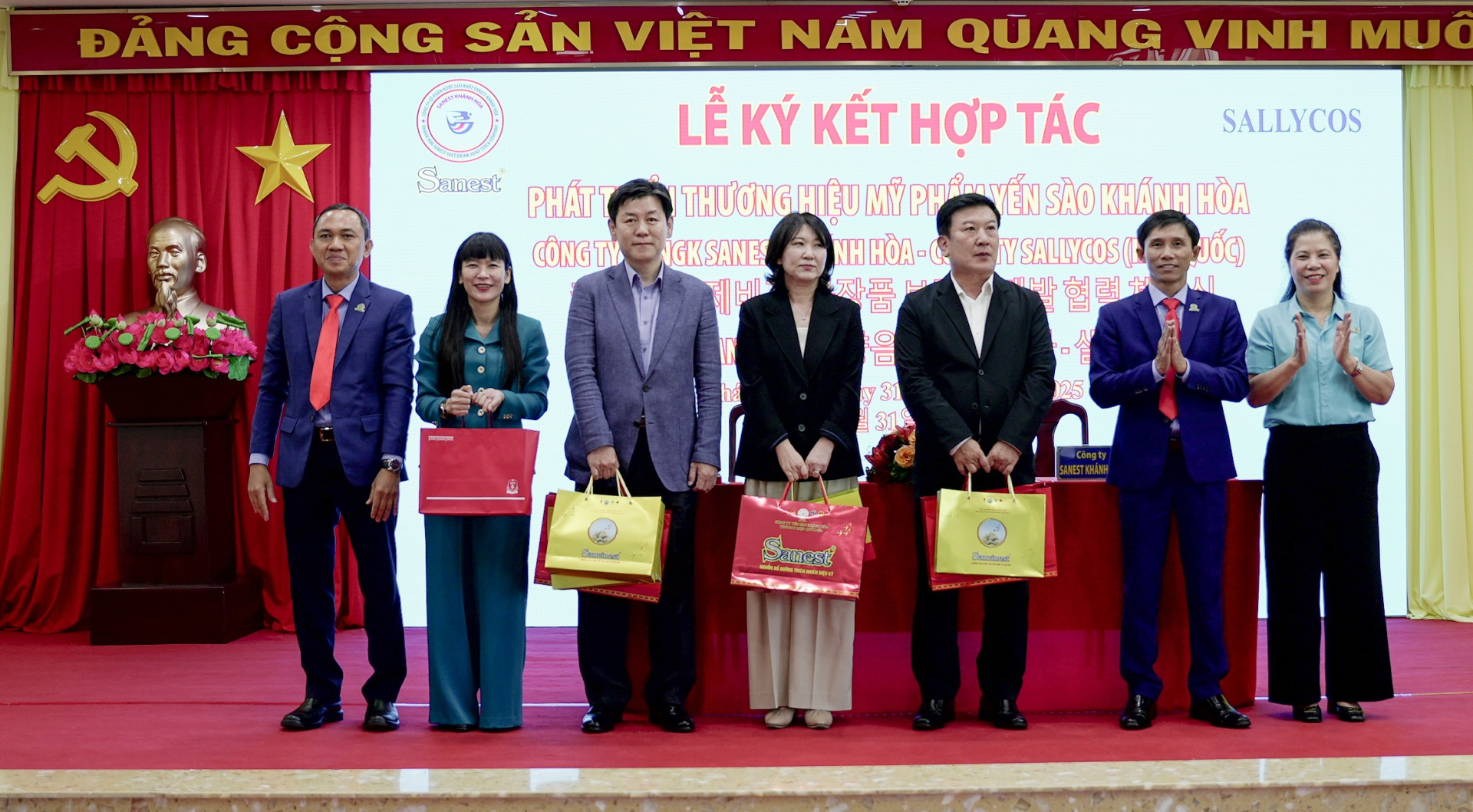 Lãnh đạo Công ty Yến sào Khánh Hòa cũng nhận quà tặng từ Coongty Sallycos Hàn Quốc