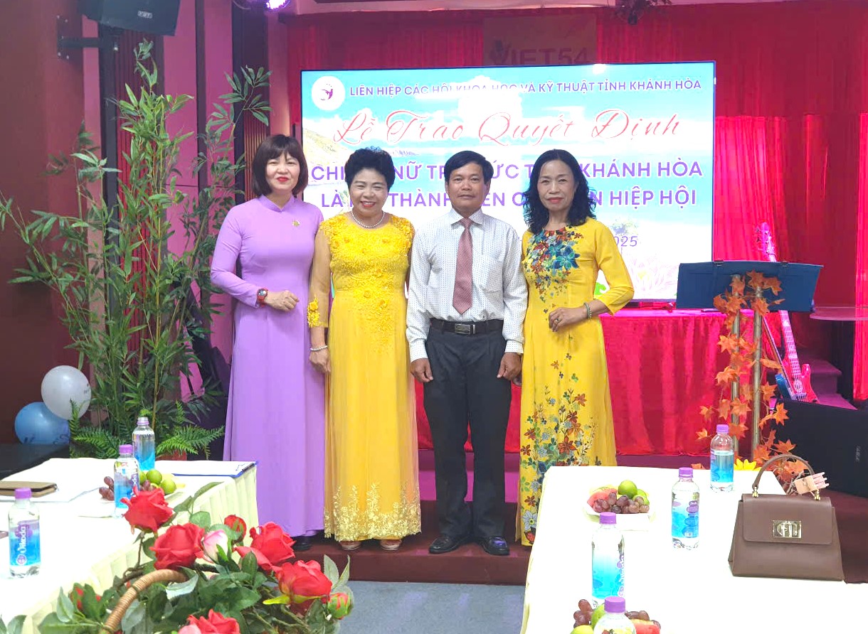 BCH Chi Hội Nữ Trí thức tỉnh Khánh Hòa chụp ảnh lưu niệm cùng ông Nguyễn Phức Bửu Sơn, Phó Bí thư, Phó Chủ tịch Thường trực LH các Hội KH & KT tỉnh Khánh Hòa